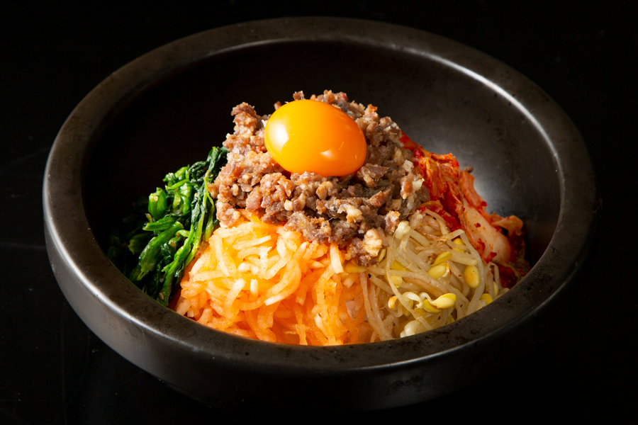【ランチ新メニュー登場】春のひとときを彩る、食欲そそる“石焼ビビンバ”新登場！